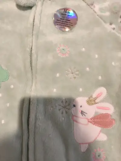 Pijama enterito de bebé verde con conejitos - miniatura 3