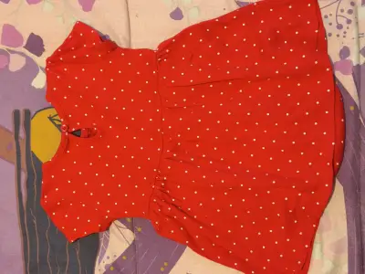 Vestido navideño rojo para bebé - miniatura 2