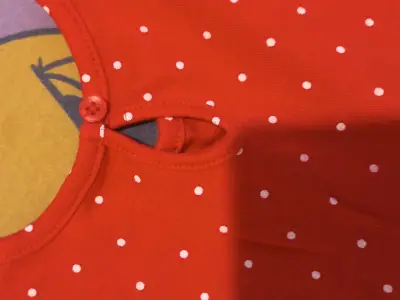 Vestido navideño rojo para bebé - miniatura 3