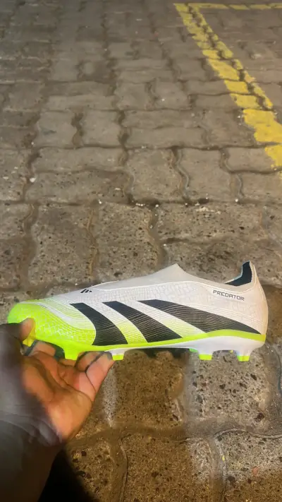 Botines de fútbol Adidas Predator blancos - miniatura 1