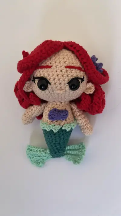 Muñeca amigurumi La Sirenita hecha a mano - miniatura 1