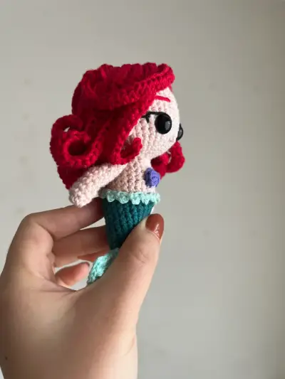 Muñeca amigurumi La Sirenita hecha a mano - miniatura 2