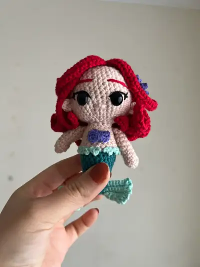 Muñeca amigurumi La Sirenita hecha a mano - miniatura 3