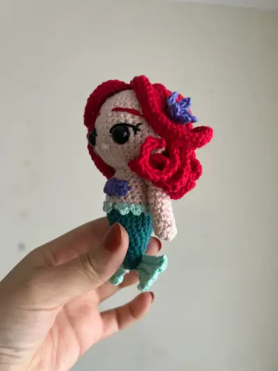 Muñeca amigurumi La Sirenita hecha a mano - miniatura 4