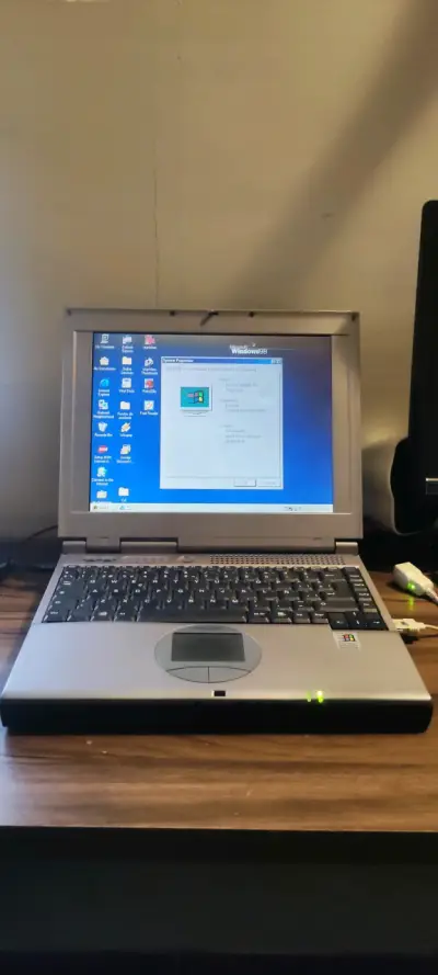Laptop vintage Packardbell con Windows 98 - miniatura 1