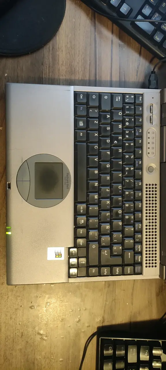 Laptop vintage Packardbell con Windows 98 - 2
