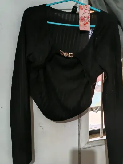 Blusa negra con detalle dorado - miniatura 1