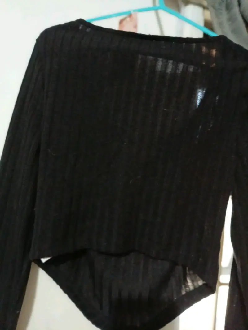 Blusa negra con detalle dorado - 2