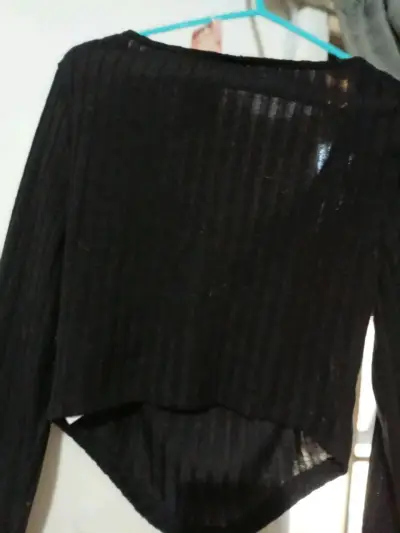 Blusa negra con detalle dorado - miniatura 2
