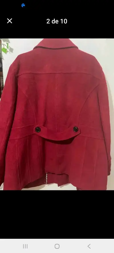 Abrigo rojo de lana con botones - miniatura 2