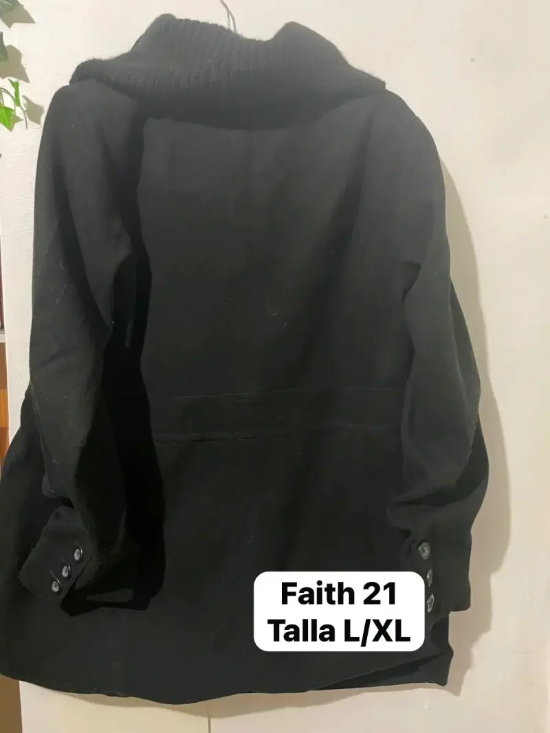 Abrigo negro Faith 21 con cuello de lana. - 2