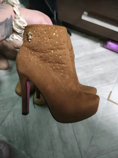 Botines de tacón alto marrones con detalles dorados - miniatura 1