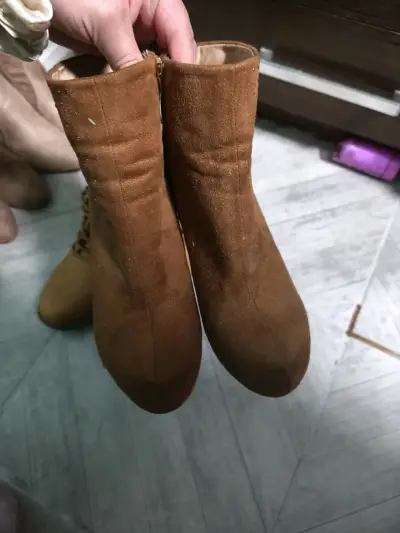 Botines de tacón alto marrones con detalles dorados - miniatura 2