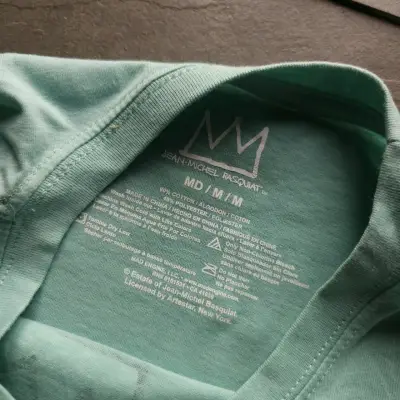 Polera verde Jean-Michel Basquiat con diseño de dinosaurio - miniatura 2