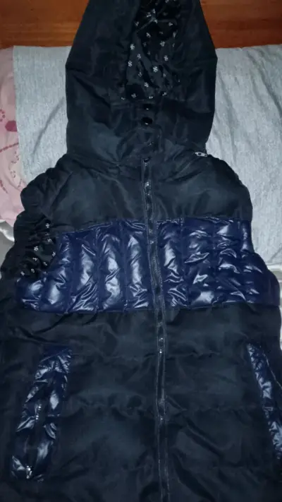 Chaqueta acolchada negra con capucha - miniatura 1