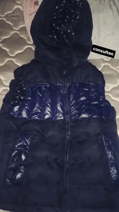 Chaqueta acolchada negra con capucha - miniatura 2