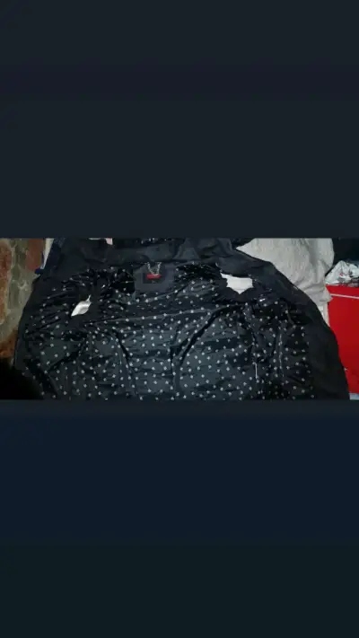 Chaqueta acolchada negra con capucha - miniatura 3
