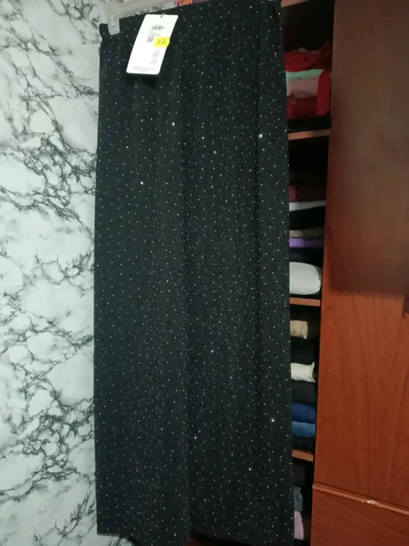Pantalón negro con brillo