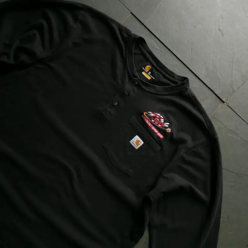 Polera negra Carhartt manga larga - 2