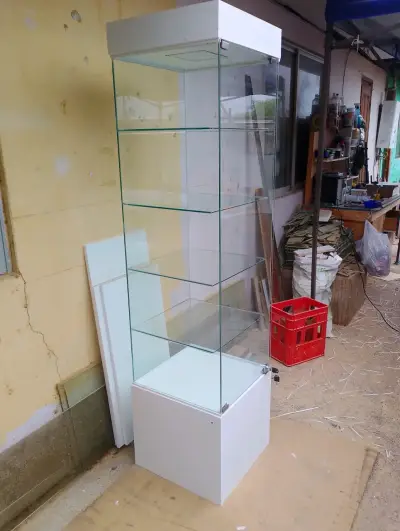 Vitrina de vidrio con base blanca - miniatura 1