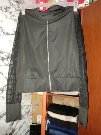 Chaqueta negra con cierre y mangas transparentes - miniatura 1