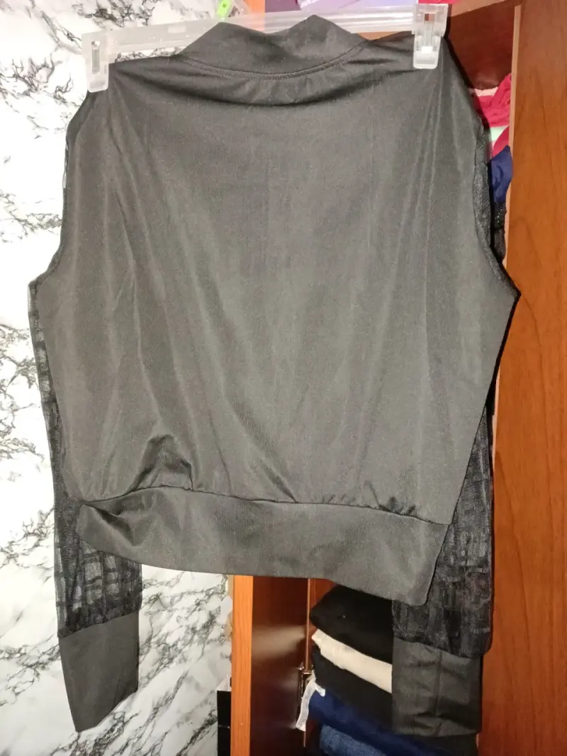 Chaqueta negra con cierre y mangas transparentes - 2