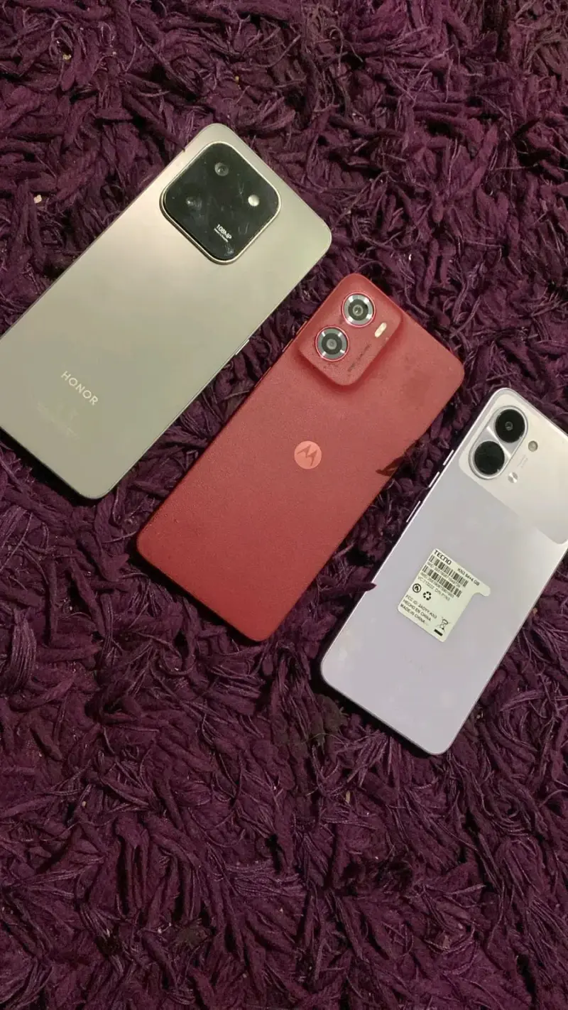 Lote de tres smartphones de diferentes marcas