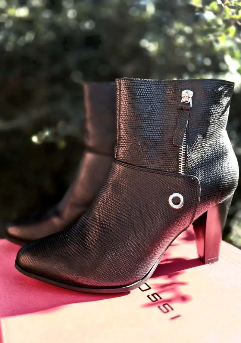 Botines de cuero negro con cierre lateral
