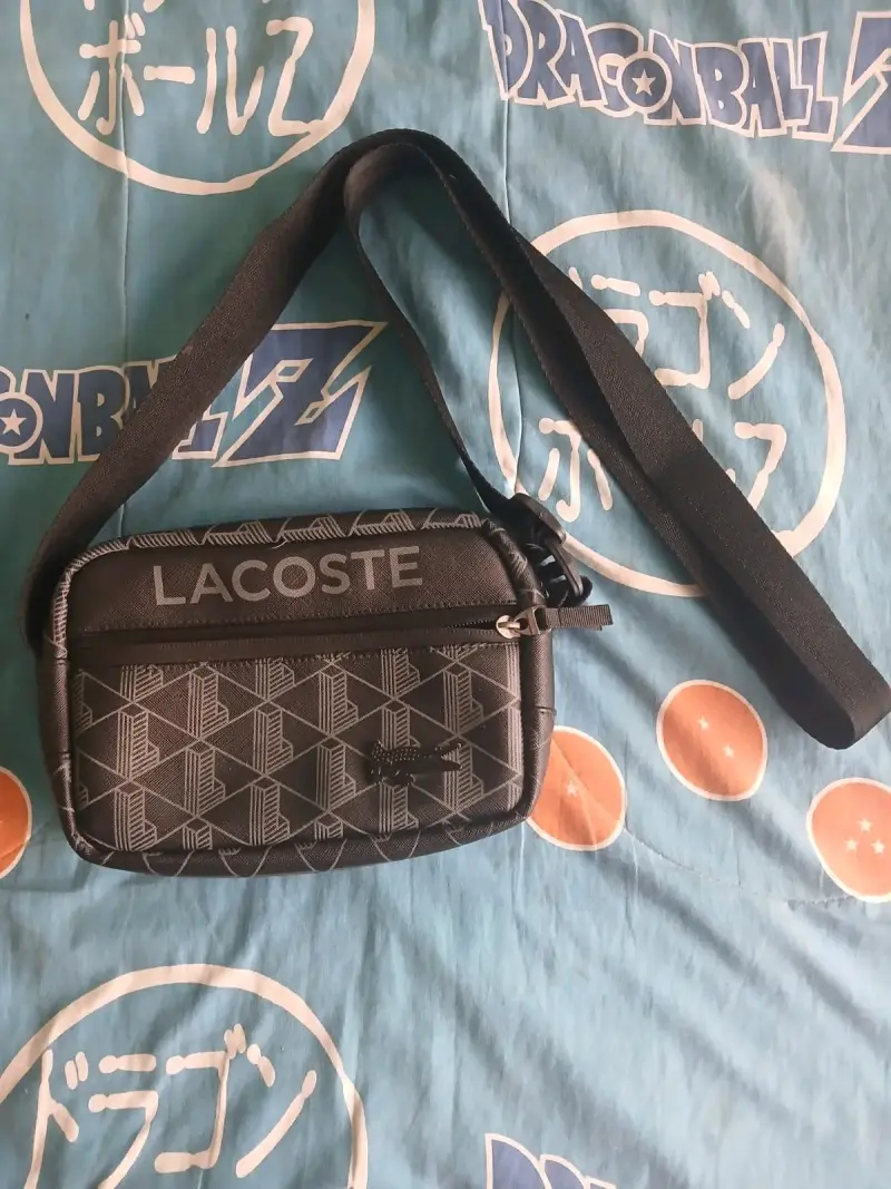 Bandolera Lacoste negra con diseño geométrico