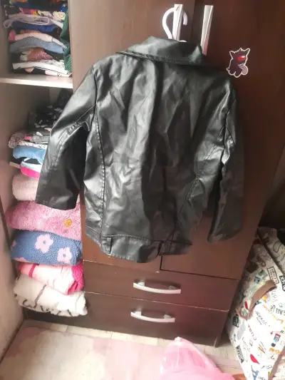 Chaqueta de cuero negra estilo biker - miniatura 2