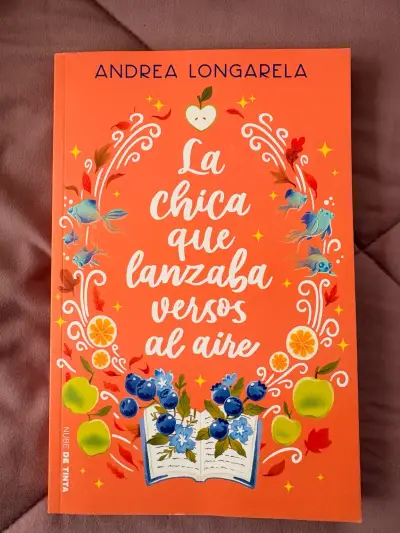 Libro 'La chica que lanzaba versos al aire' de Andrea Longarela - miniatura 1
