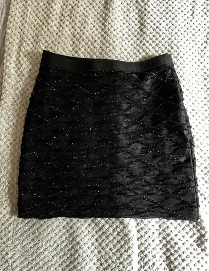 Falda corta negra con detalles brillantes - 1