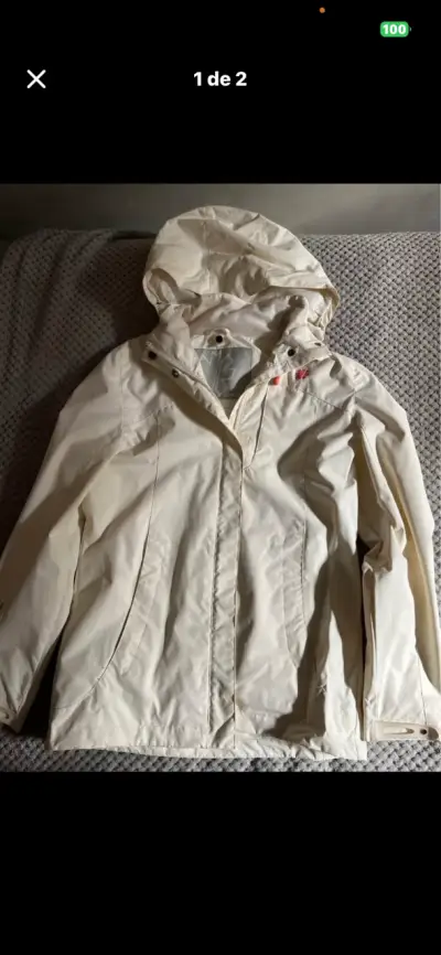 Chaqueta impermeable blanca con capucha - miniatura 1
