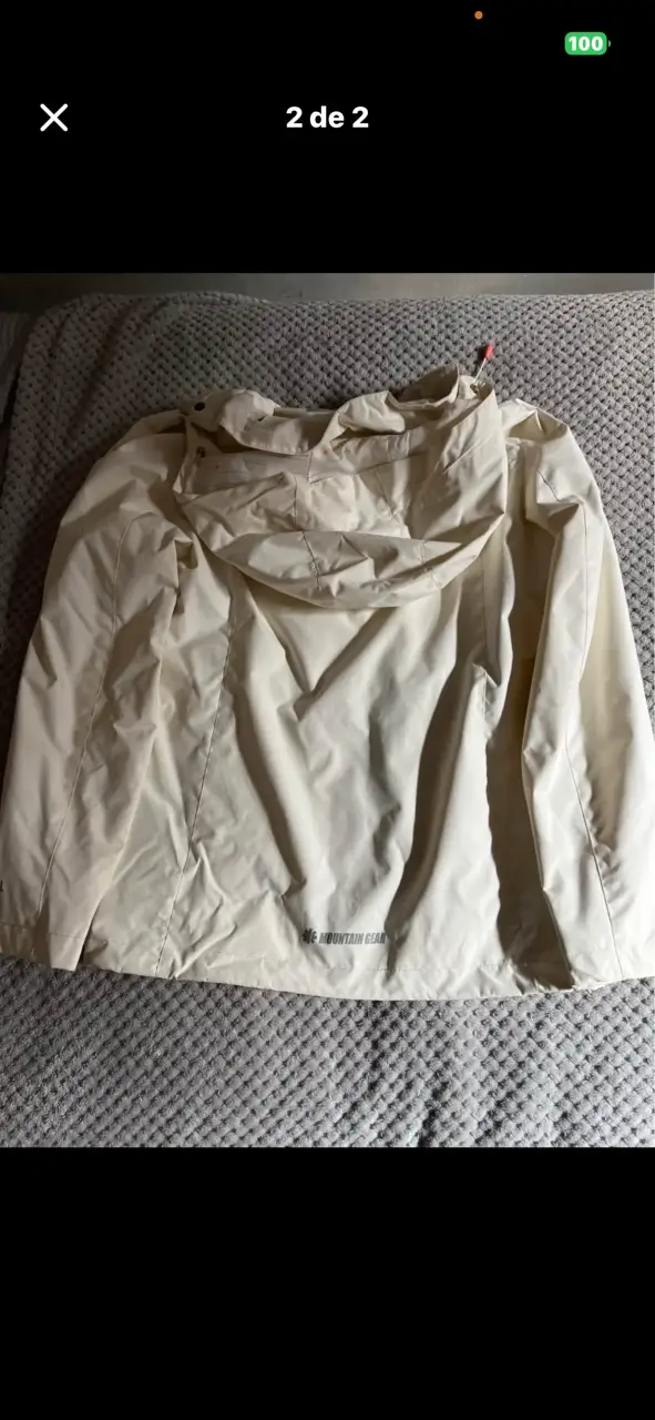 Chaqueta impermeable blanca con capucha - 2