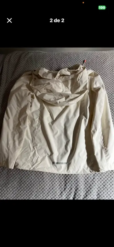 Chaqueta impermeable blanca con capucha - miniatura 2