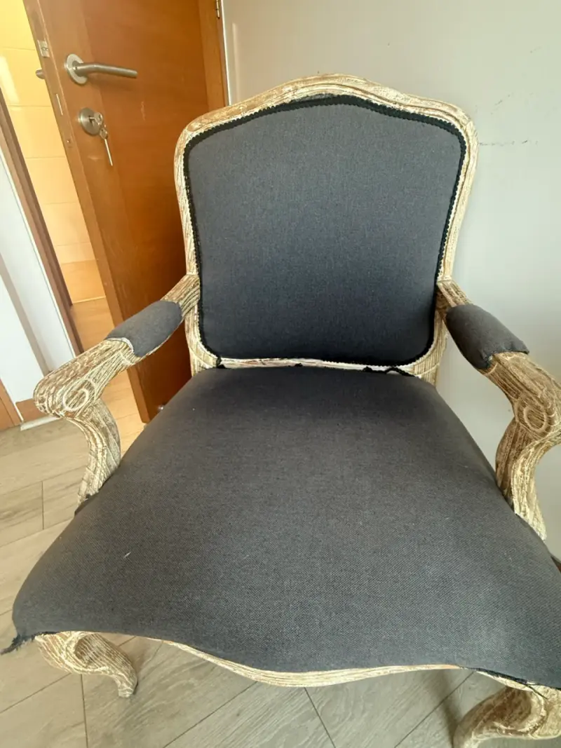 Sillón vintage de madera y tela gris - 3