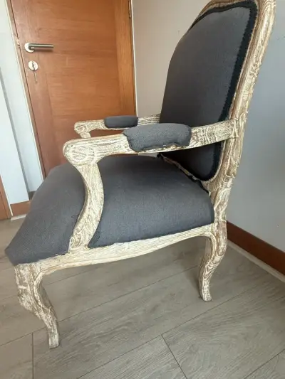 Sillón vintage de madera y tela gris - miniatura 4