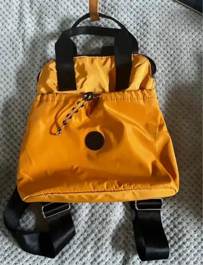 Mochila amarilla con correas ajustables - miniatura 1