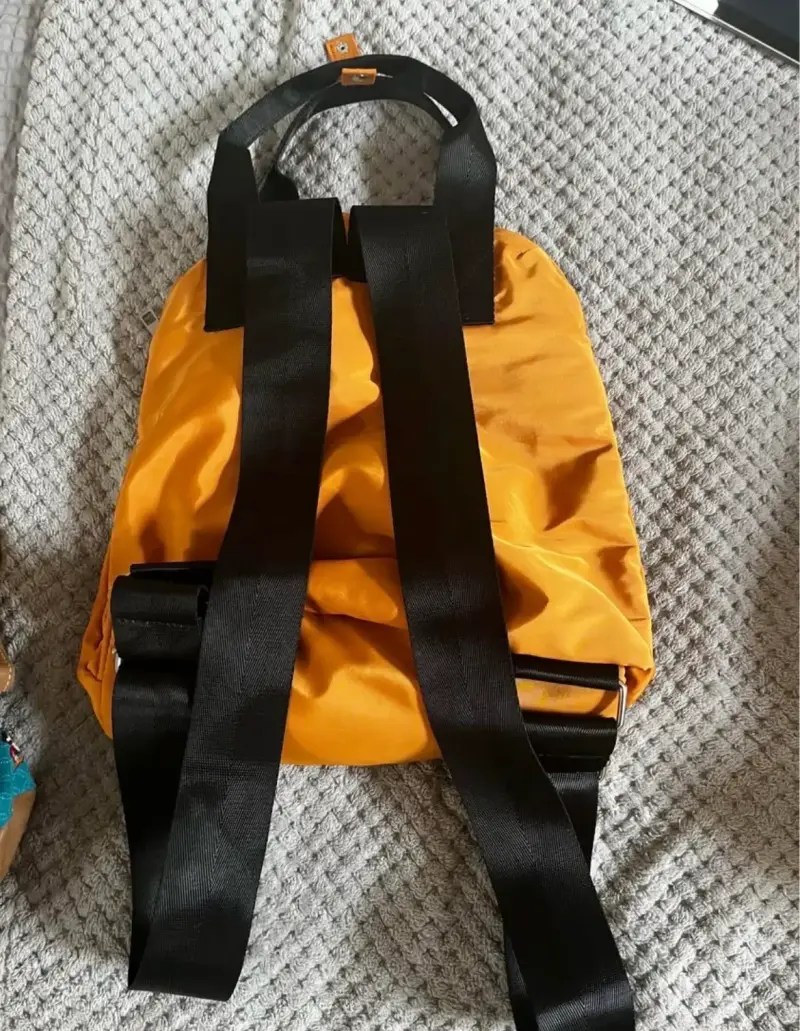 Mochila amarilla con correas ajustables - 2