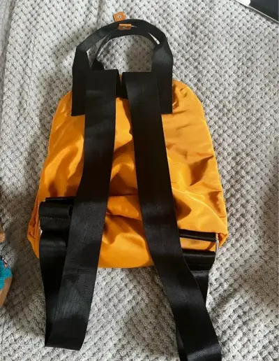 Mochila amarilla con correas ajustables - miniatura 2