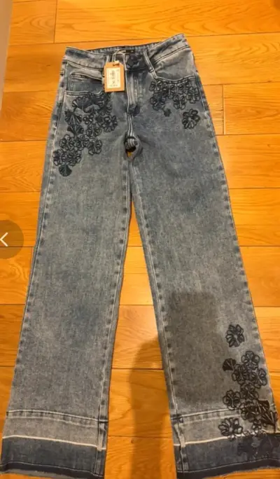 Jeans bordados de mezclilla azul - miniatura 1