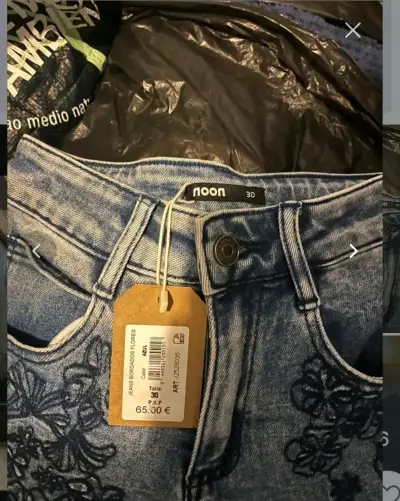 Jeans bordados de mezclilla azul - miniatura 4