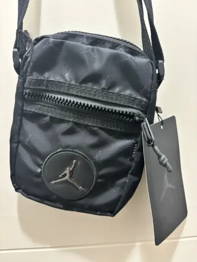 Bolso cruzado Jordan negro compacto - miniatura 1
