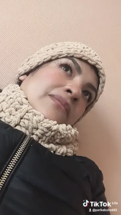 Bufanda y gorro de lana beige - miniatura 1