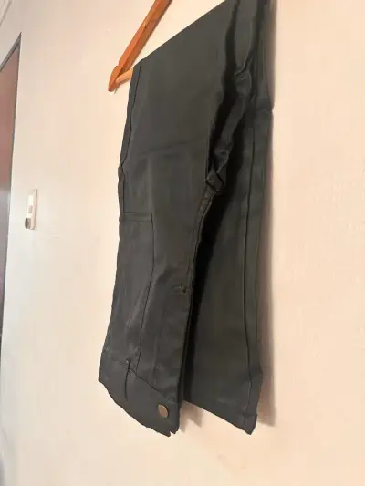 NUEVO SIN USO Pantalón eco cuero XS - miniatura 3