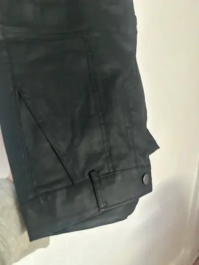 NUEVO SIN USO Pantalón eco cuero XS - miniatura 6