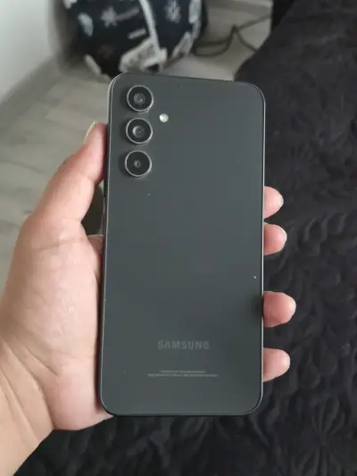 Smartphone moderno en buen estado - miniatura 4