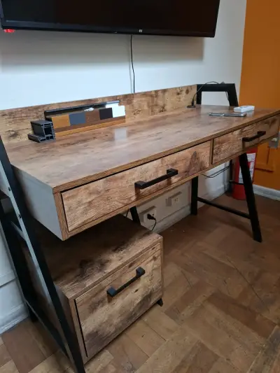 Escritorio de madera con cajones - miniatura 1
