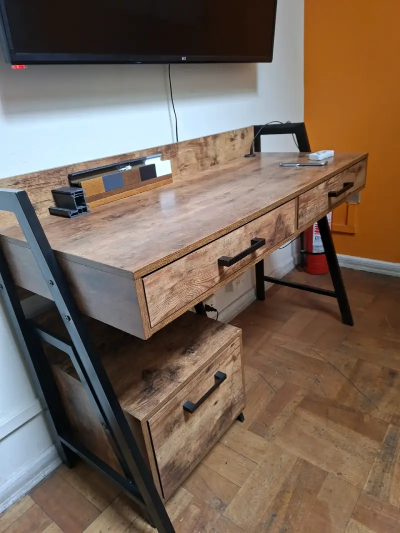 Escritorio de madera con cajones - 2