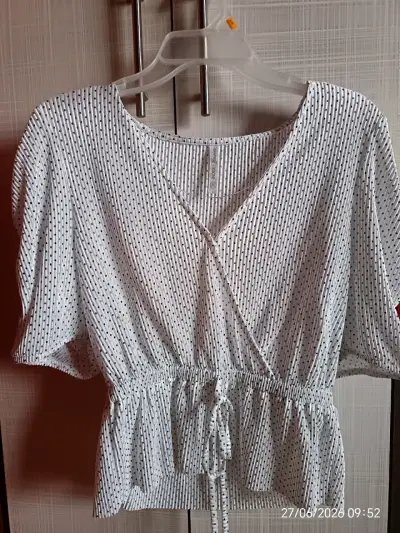 Blusa blanca con estampado - miniatura 1